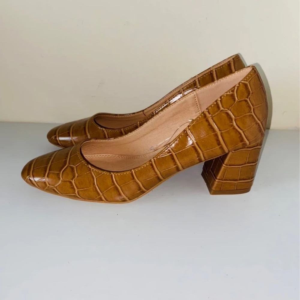 Chic Tan Croc-Embossed Block Heel Shoes